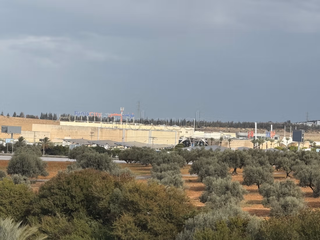 Louez ce local commercial à Mnihla.
Superficie 1050 m².
Porte blindée, sécurité