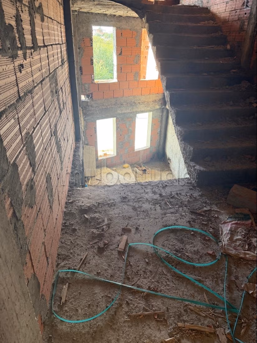 Louez ce local commercial à Mnihla.
Superficie 1050 m².
Porte blindée, sécurité