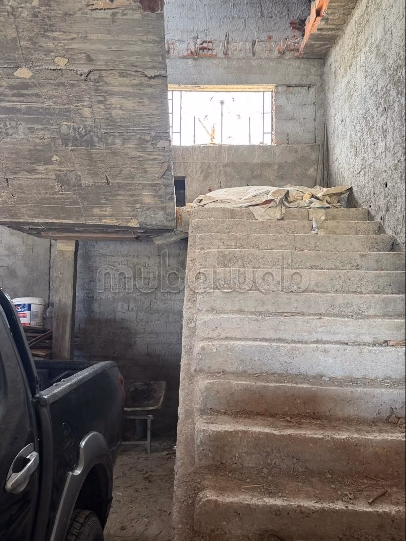 Louez ce local commercial à Mnihla.
Superficie 1050 m².
Porte blindée, sécurité