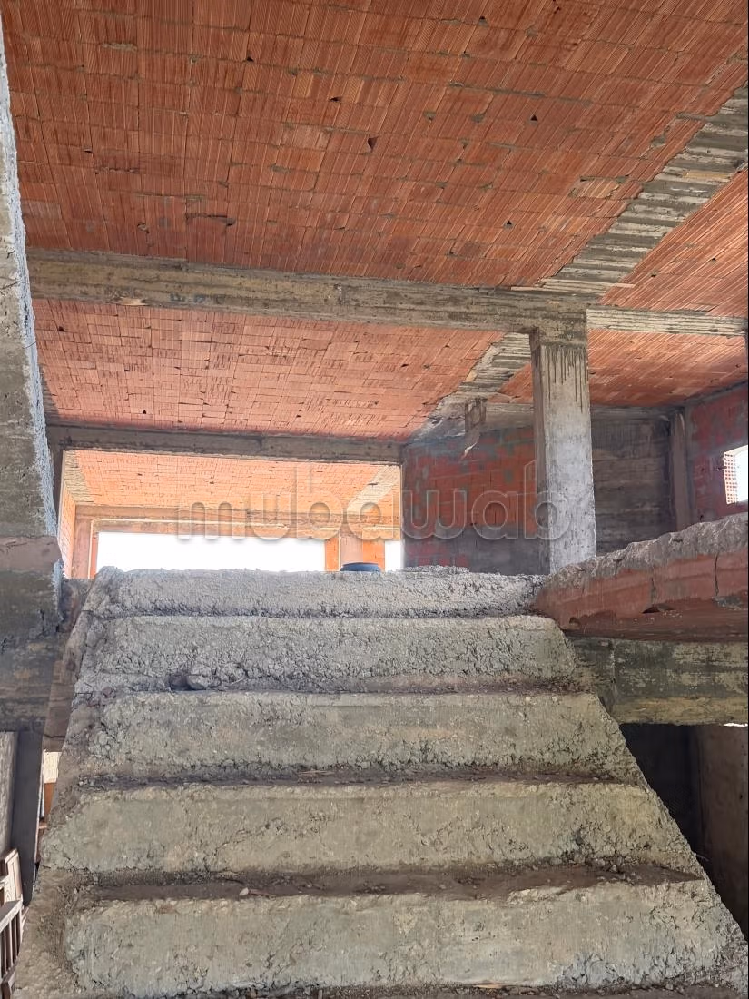 Louez ce local commercial à Mnihla.
Superficie 1050 m².
Porte blindée, sécurité