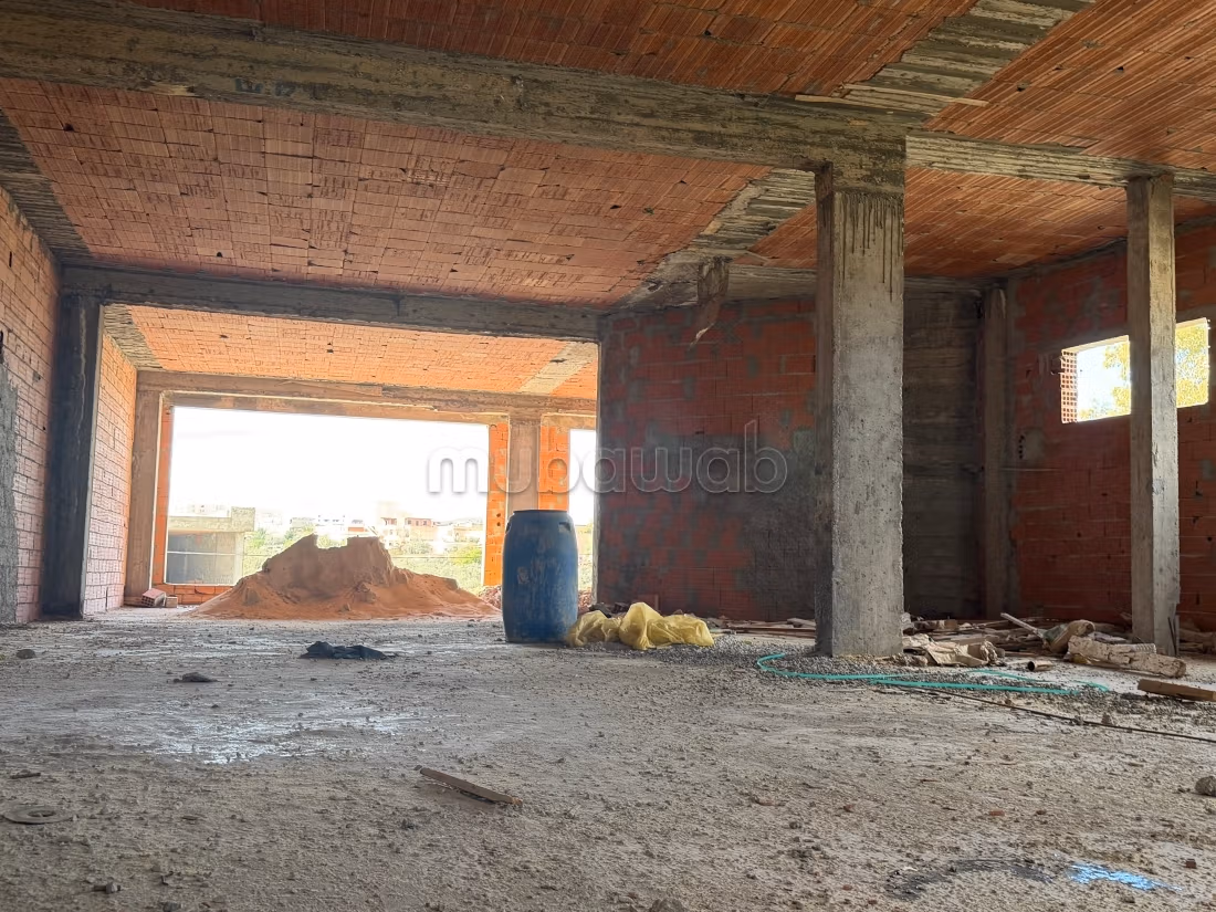 Louez ce local commercial à Mnihla.
Superficie 1050 m².
Porte blindée, sécurité