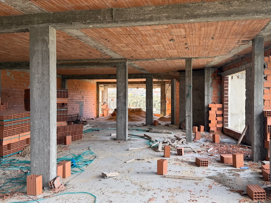 Louez ce local commercial à Mnihla.
Superficie 1050 m².
Porte blindée, sécurité