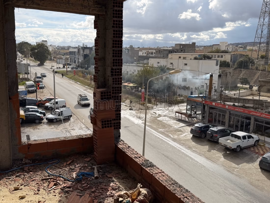 Louez ce local commercial à Mnihla.
Superficie 1050 m².
Porte blindée, sécurité