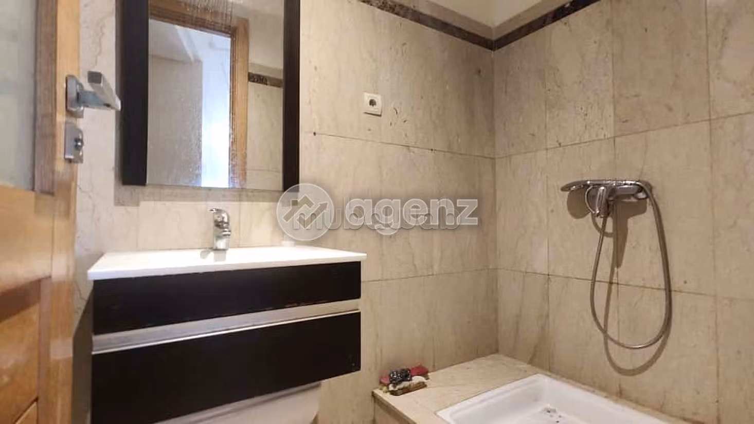Splendido appartamento in vendita a Derb Ben Houmane. Superficie di 120 m². Ascensore e terrazzo