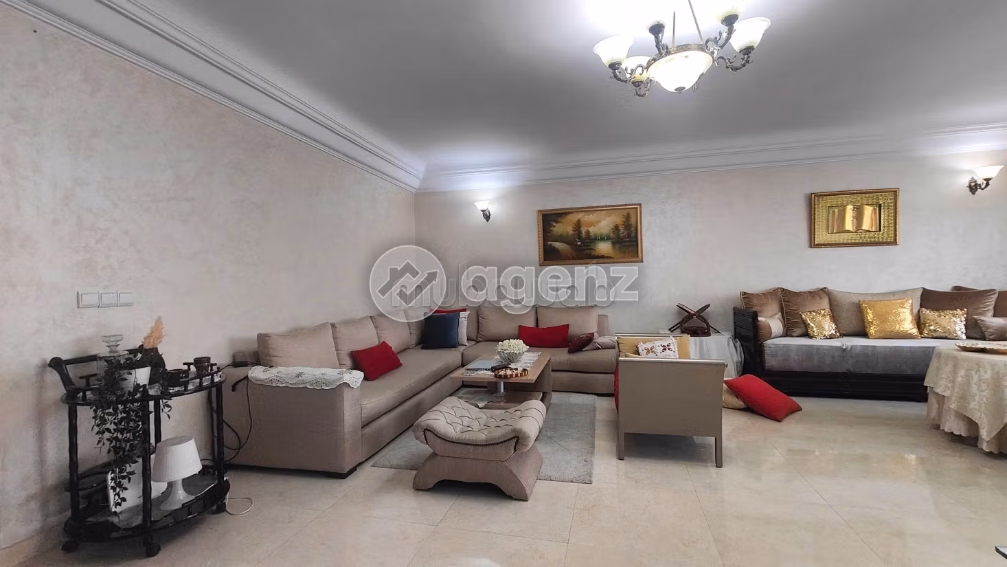 Se vende piso en Mers Sultan. Area 127 m². Amueblado
