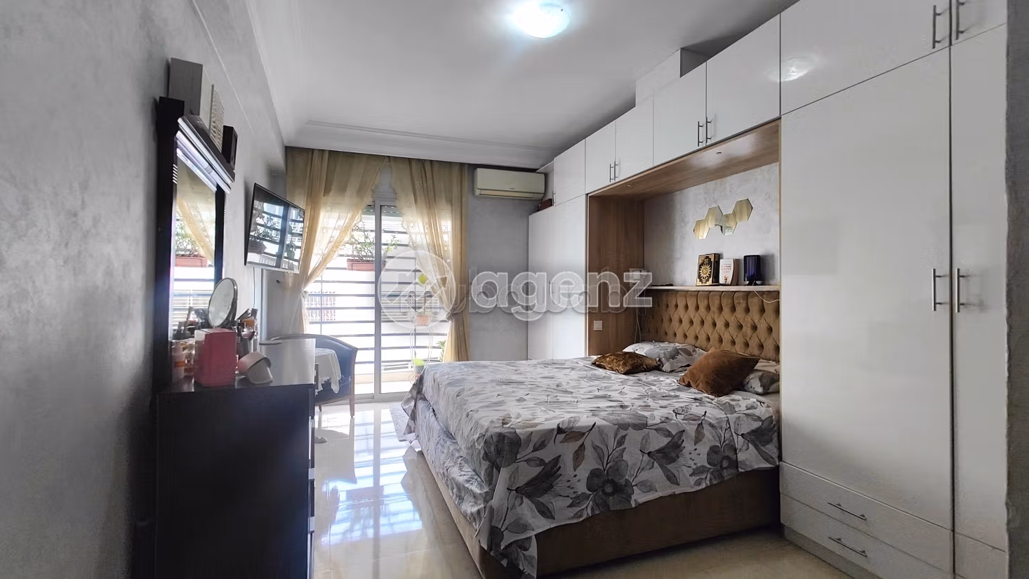Se vende piso en Mers Sultan. Area 127 m². Amueblado