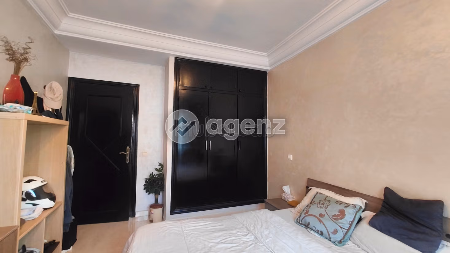 Se vende piso en Mers Sultan. Area 127 m². Amueblado