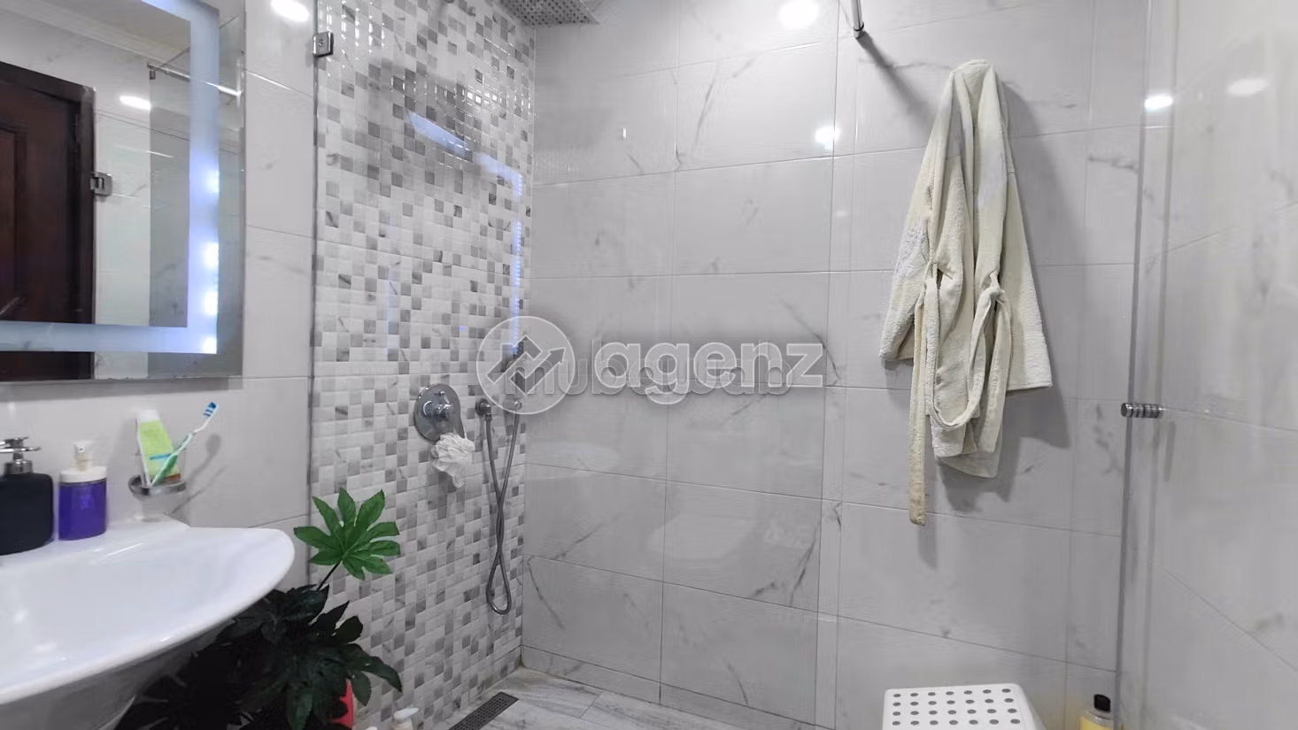 Se vende piso en Mers Sultan. Area 127 m². Amueblado