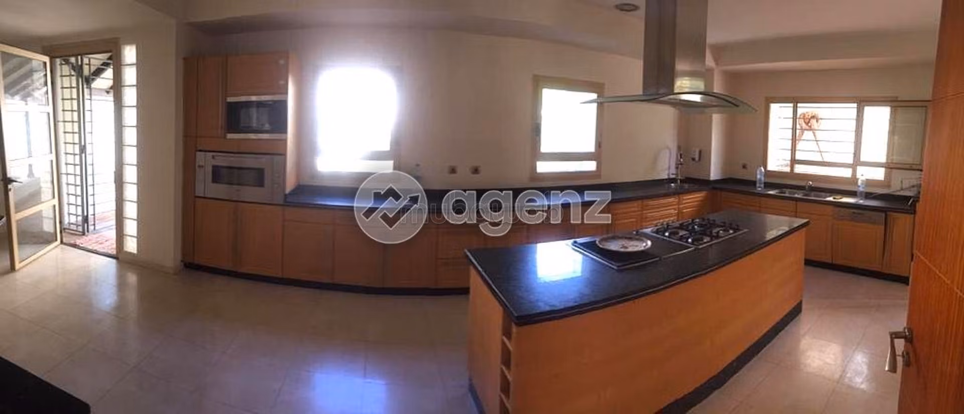 Villa di lusso in vendita a Ain Diab. Superficie totale 1012 m². Giardino e posto auto