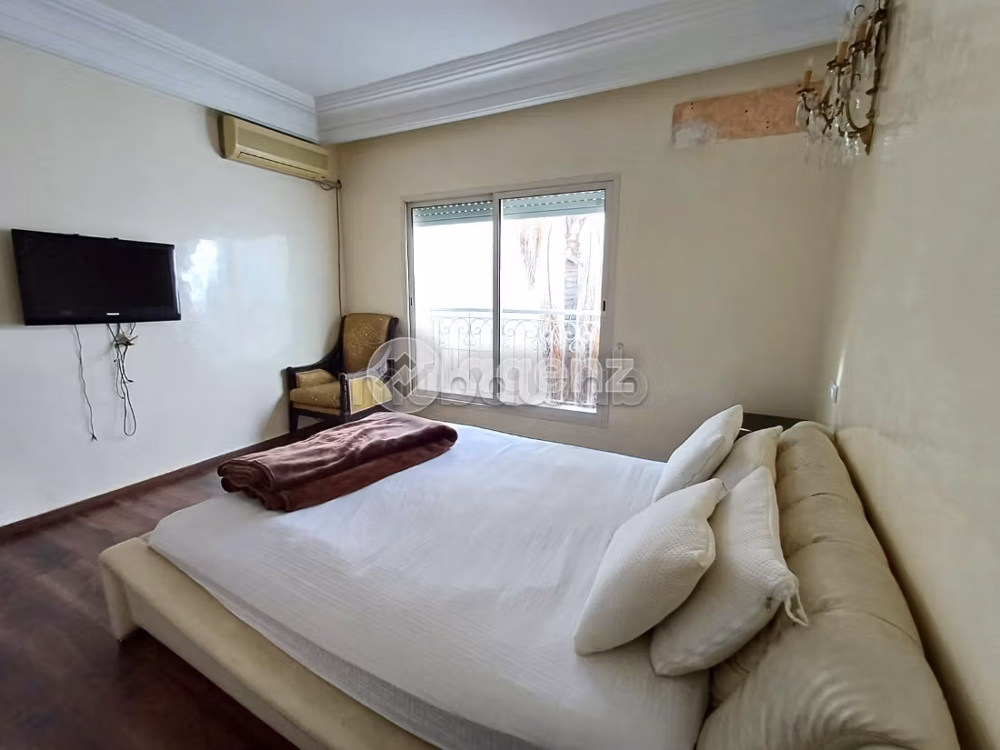 Bonito piso en venta en Triangle d'Or. Area 191 m². Aparcamiento y balcón