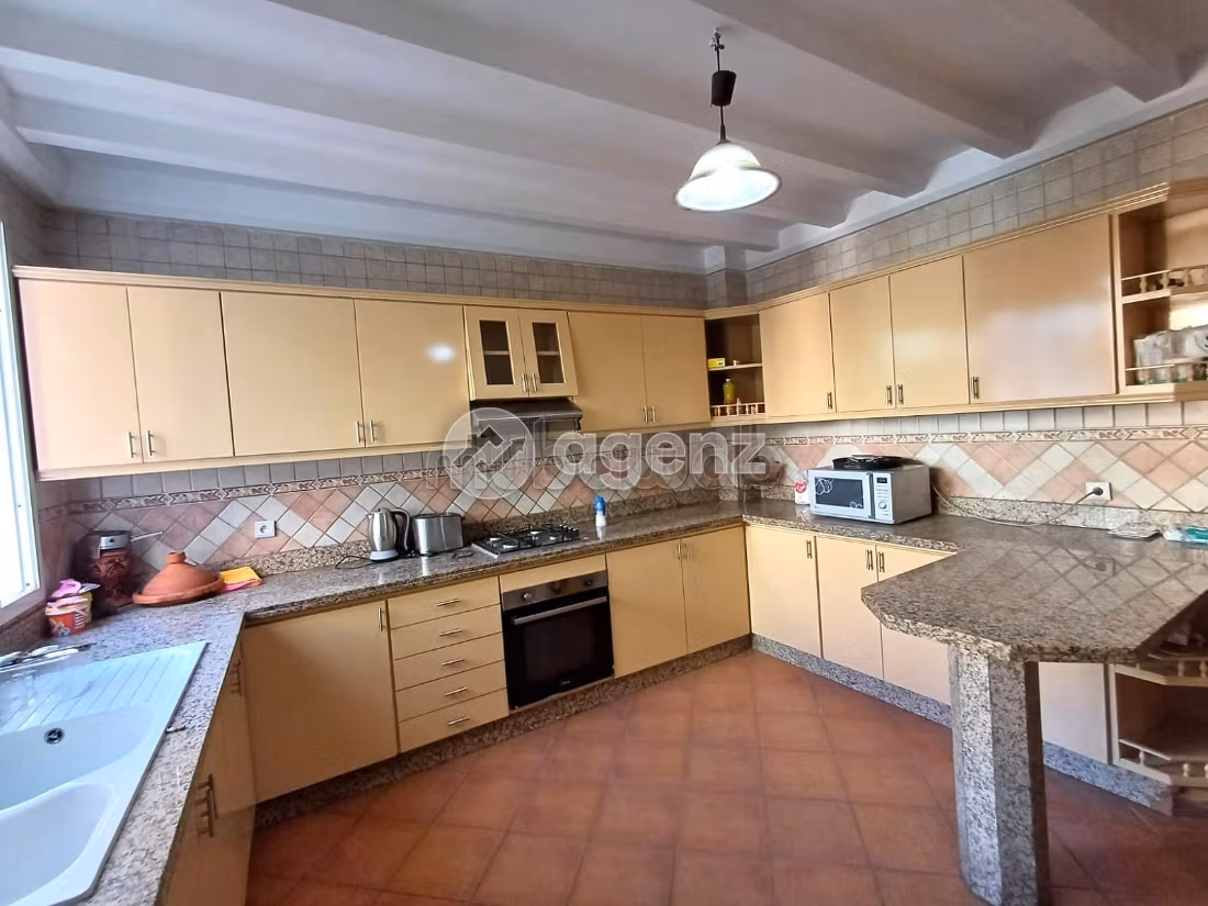 Bonito piso en venta en Triangle d'Or. Area 191 m². Aparcamiento y balcón