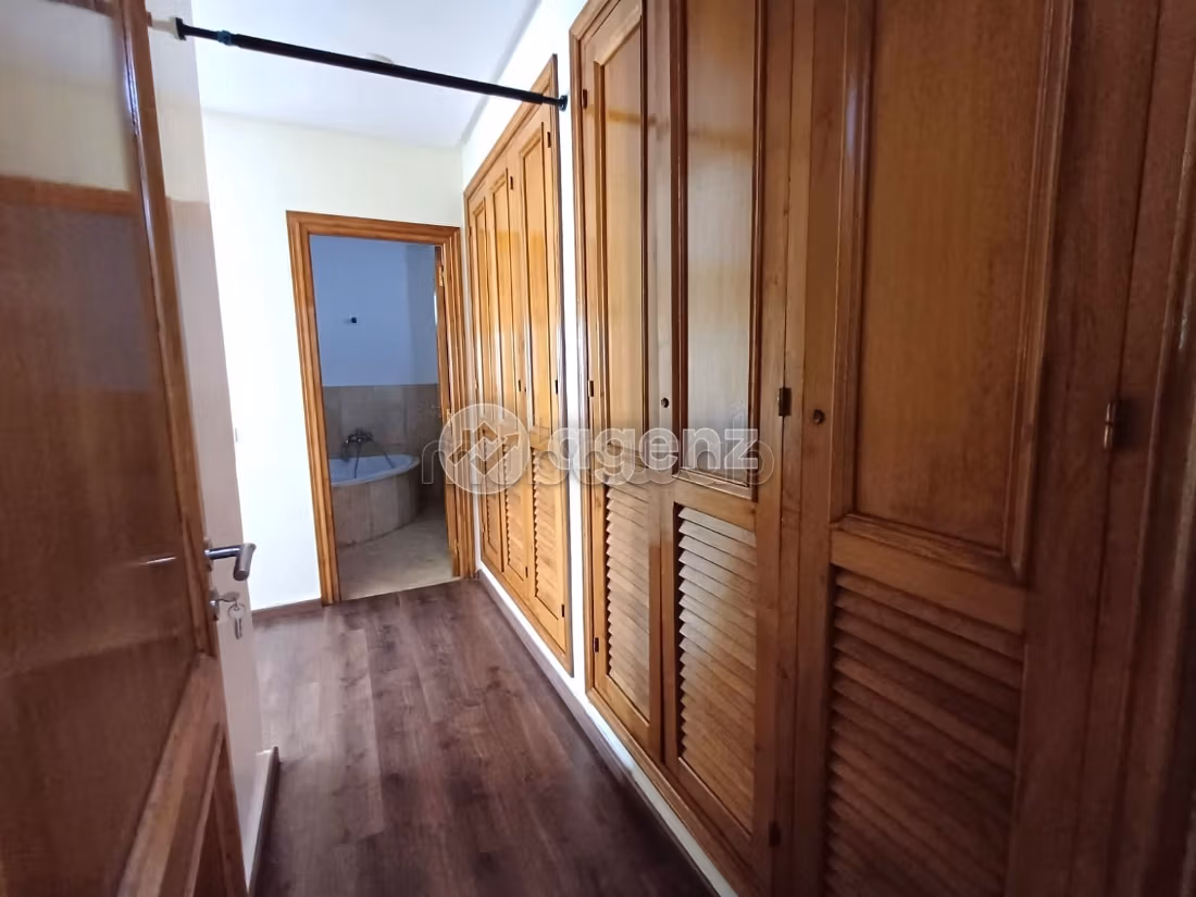 Bonito piso en venta en Triangle d'Or. Area 191 m². Aparcamiento y balcón