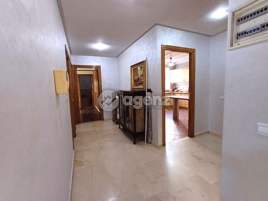 Bonito piso en venta en Triangle d'Or. Area 191 m². Aparcamiento y balcón