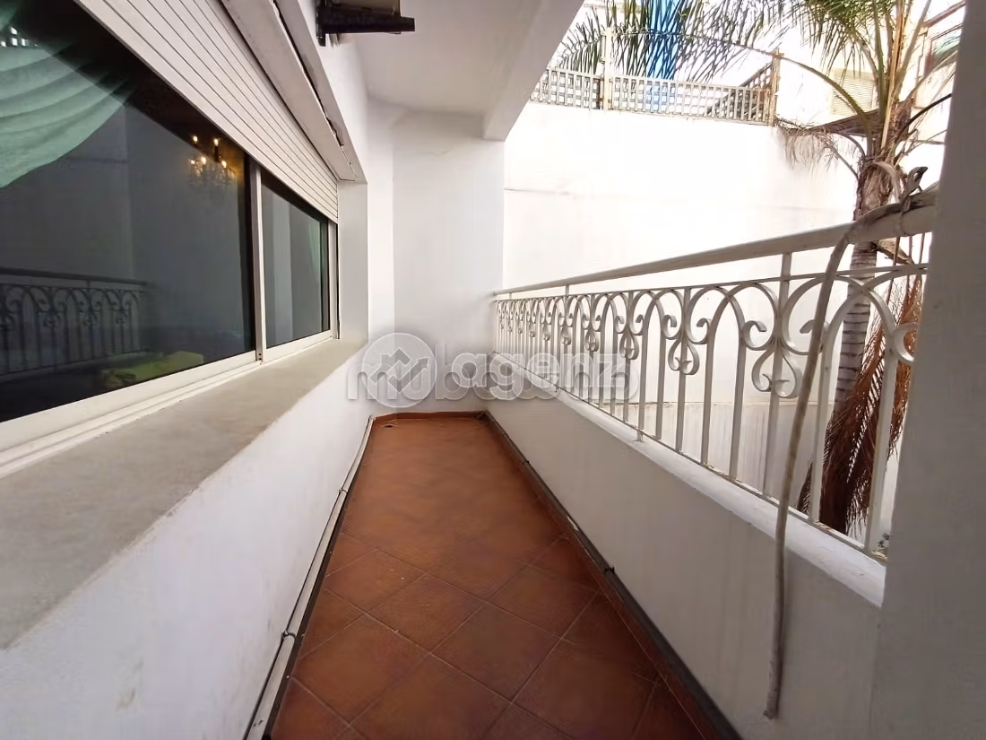 Bonito piso en venta en Triangle d'Or. Area 191 m². Aparcamiento y balcón