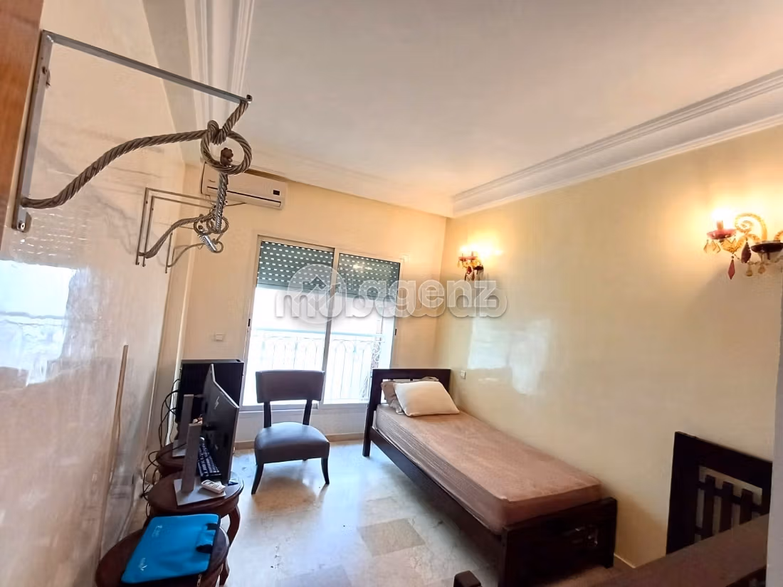Bonito piso en venta en Triangle d'Or. Area 191 m². Aparcamiento y balcón
