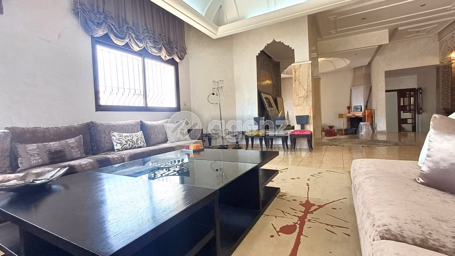Magnificent villa for sale in Californie. 4 beautiful rooms. Carpark and garden