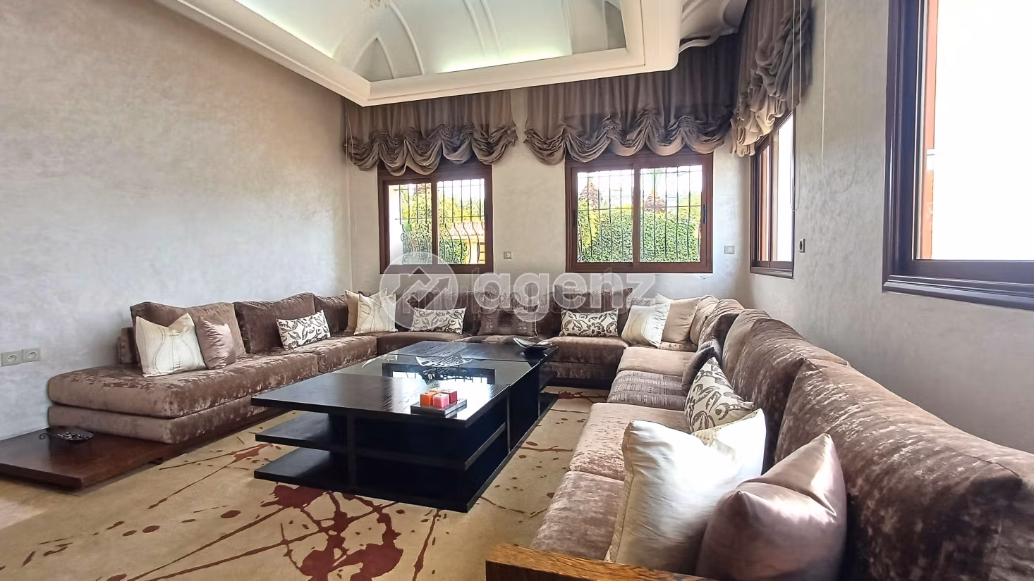 Magnificent villa for sale in Californie. 4 beautiful rooms. Carpark and garden