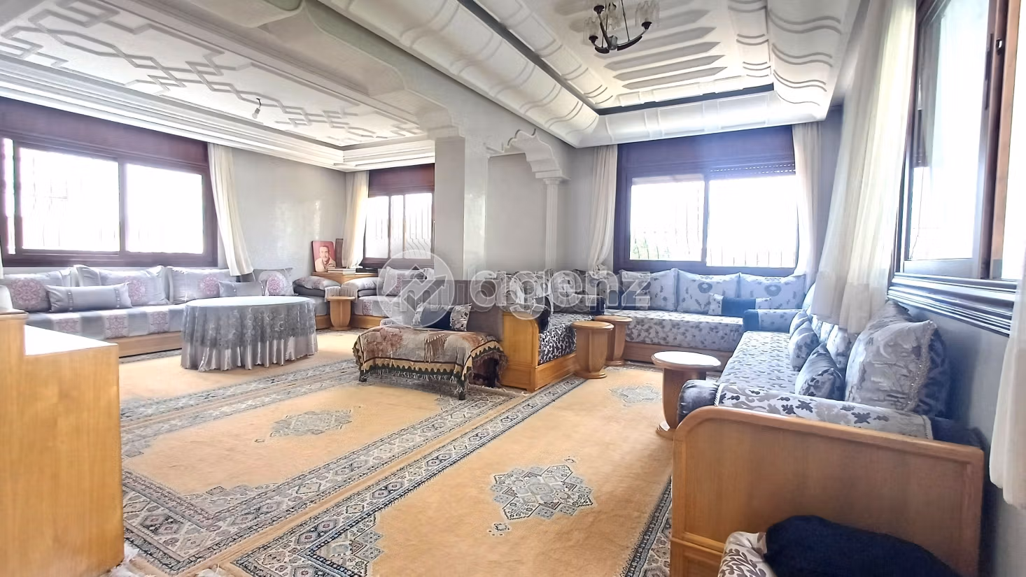 Magnificent villa for sale in Californie. 4 beautiful rooms. Carpark and garden