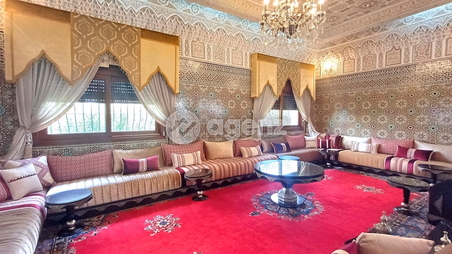 Magnificent villa for sale in Californie. 4 beautiful rooms. Carpark and garden
