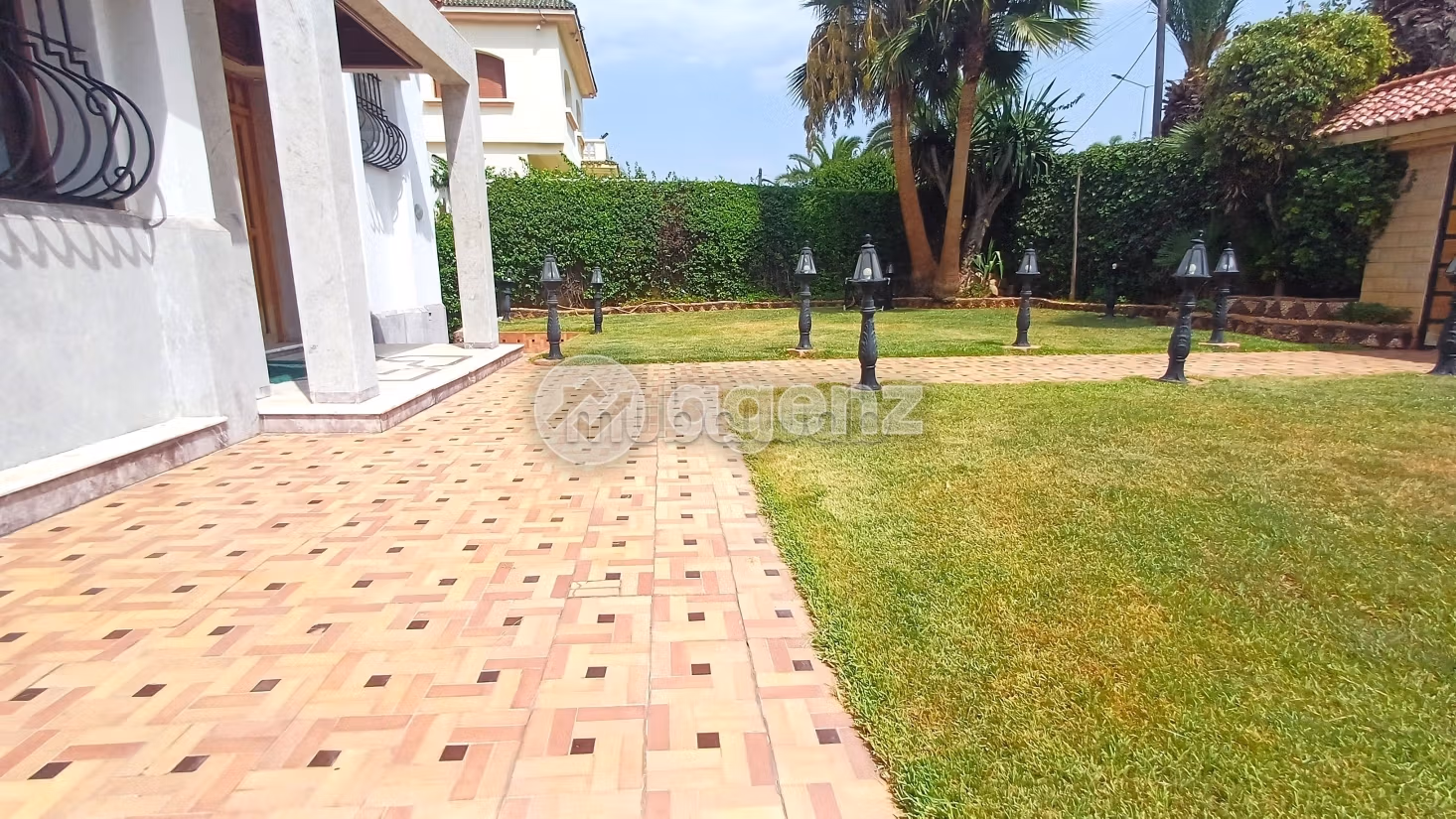 Magnificent villa for sale in Californie. 4 beautiful rooms. Carpark and garden