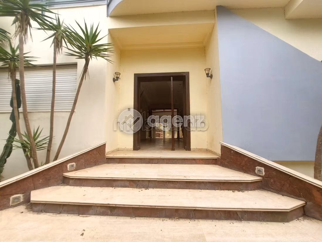 Villa de alto standing en venta. Superficie de 685 m². Parking y jardin