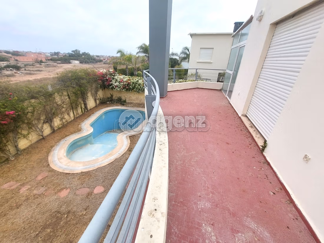 Villa de alto standing en venta. Superficie de 685 m². Parking y jardin