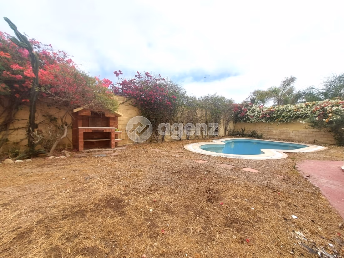 Villa de alto standing en venta. Superficie de 685 m². Parking y jardin