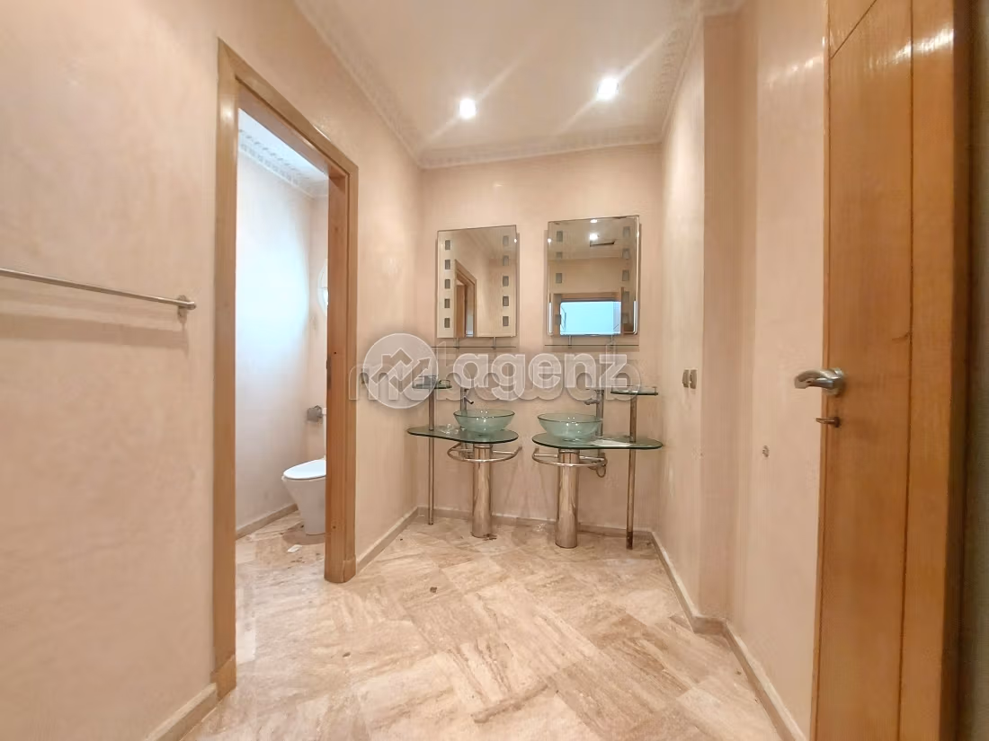 Villa de alto standing en venta. Superficie de 685 m². Parking y jardin