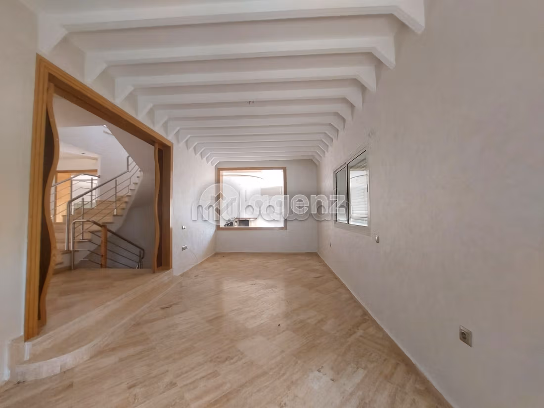 Villa de alto standing en venta. Superficie de 685 m². Parking y jardin