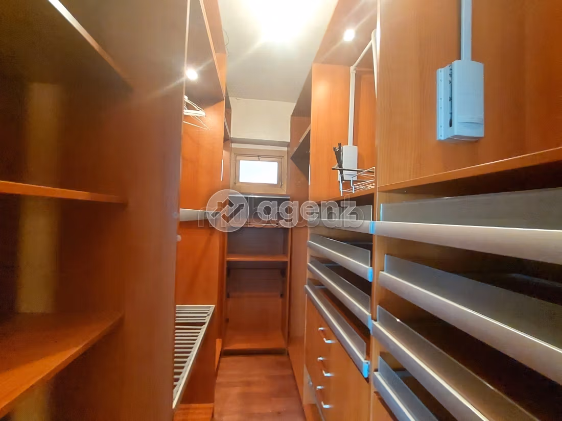 Villa de alto standing en venta. Superficie de 685 m². Parking y jardin