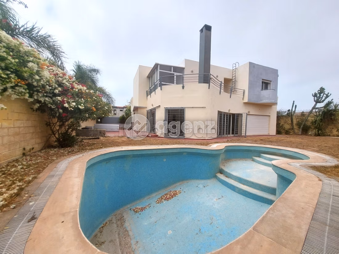 Villa de alto standing en venta. Superficie de 685 m². Parking y jardin
