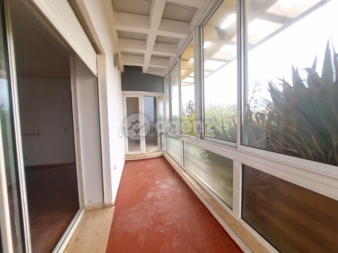 Villa de alto standing en venta. Superficie de 685 m². Parking y jardin