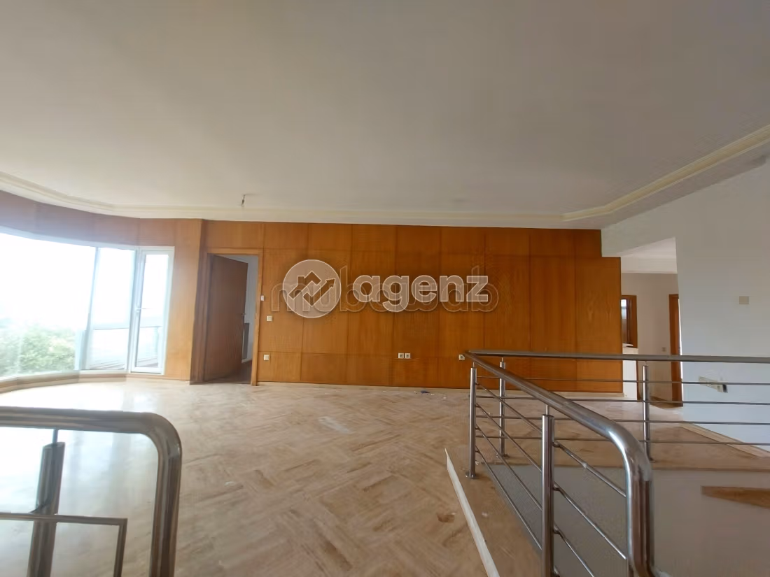 Villa de alto standing en venta. Superficie de 685 m². Parking y jardin