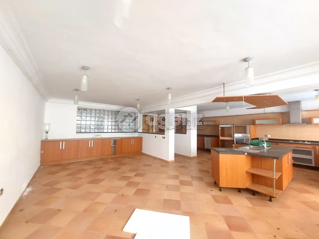Villa de alto standing en venta. Superficie de 685 m². Parking y jardin