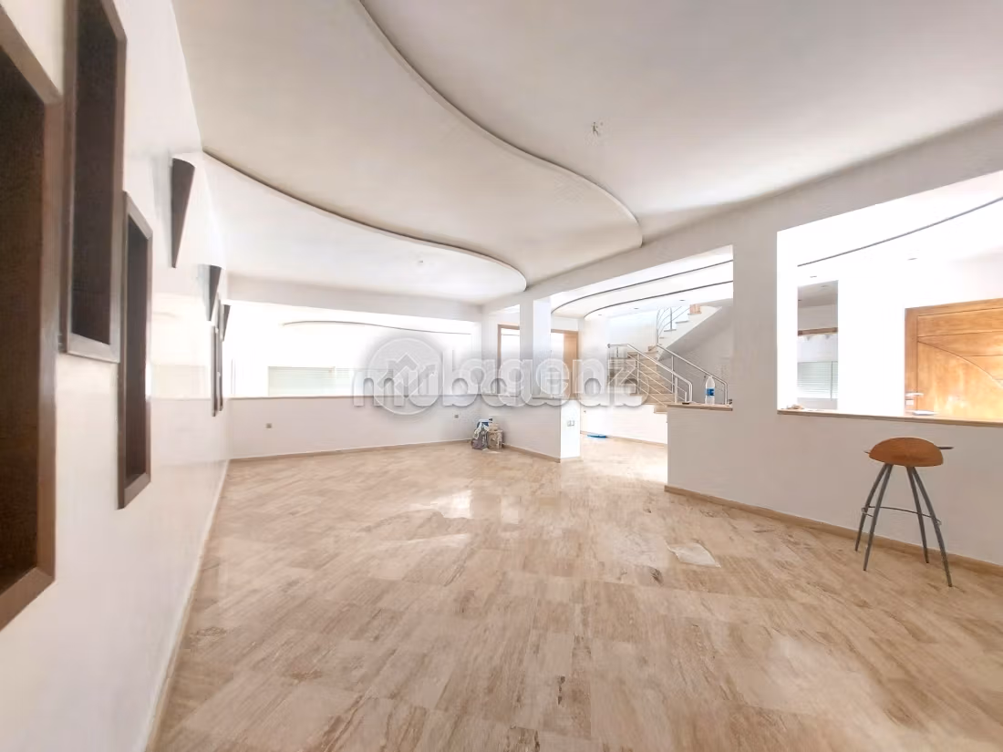 Villa de alto standing en venta. Superficie de 685 m². Parking y jardin
