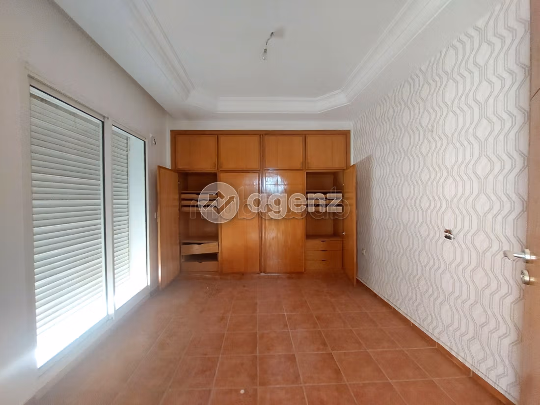 Villa de alto standing en venta. Superficie de 685 m². Parking y jardin