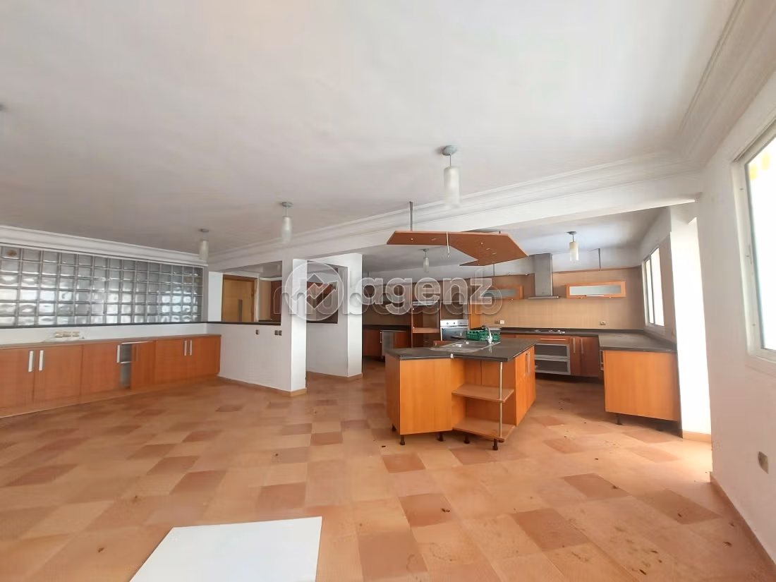 Villa de alto standing en venta. Superficie de 685 m². Parking y jardin