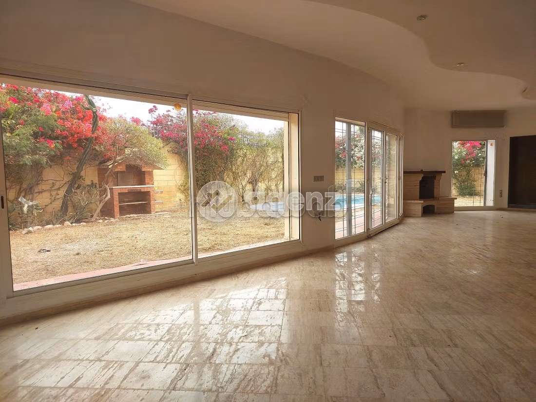 Villa de alto standing en venta. Superficie de 685 m². Parking y jardin