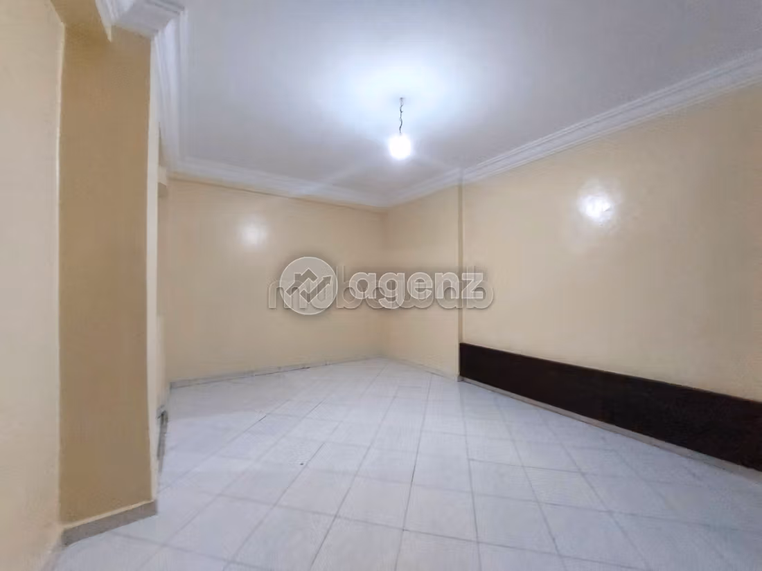 Offices for sale in Bourgogne Ouest. Total area 148 m². Lift and garage