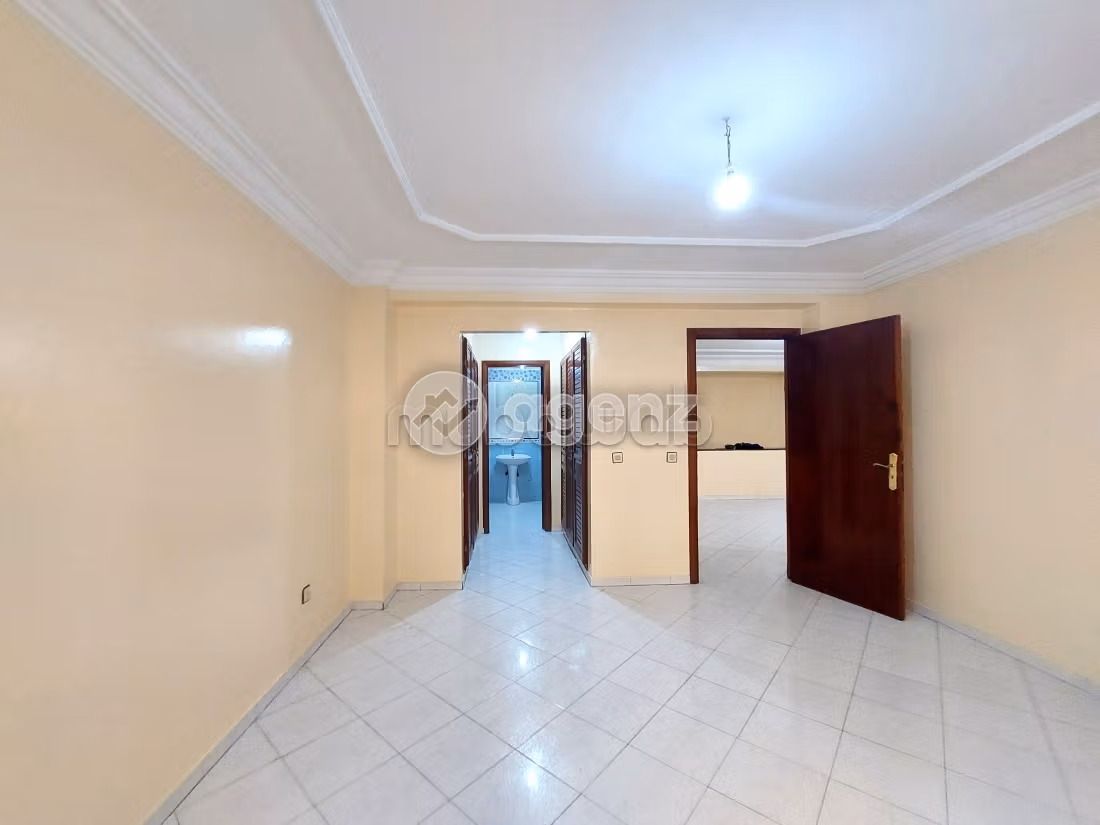 Offices for sale in Bourgogne Ouest. Total area 148 m². Lift and garage