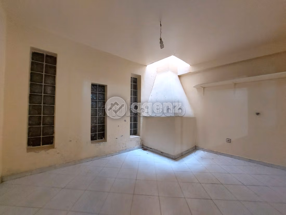Offices for sale in Bourgogne Ouest. Total area 148 m². Lift and garage