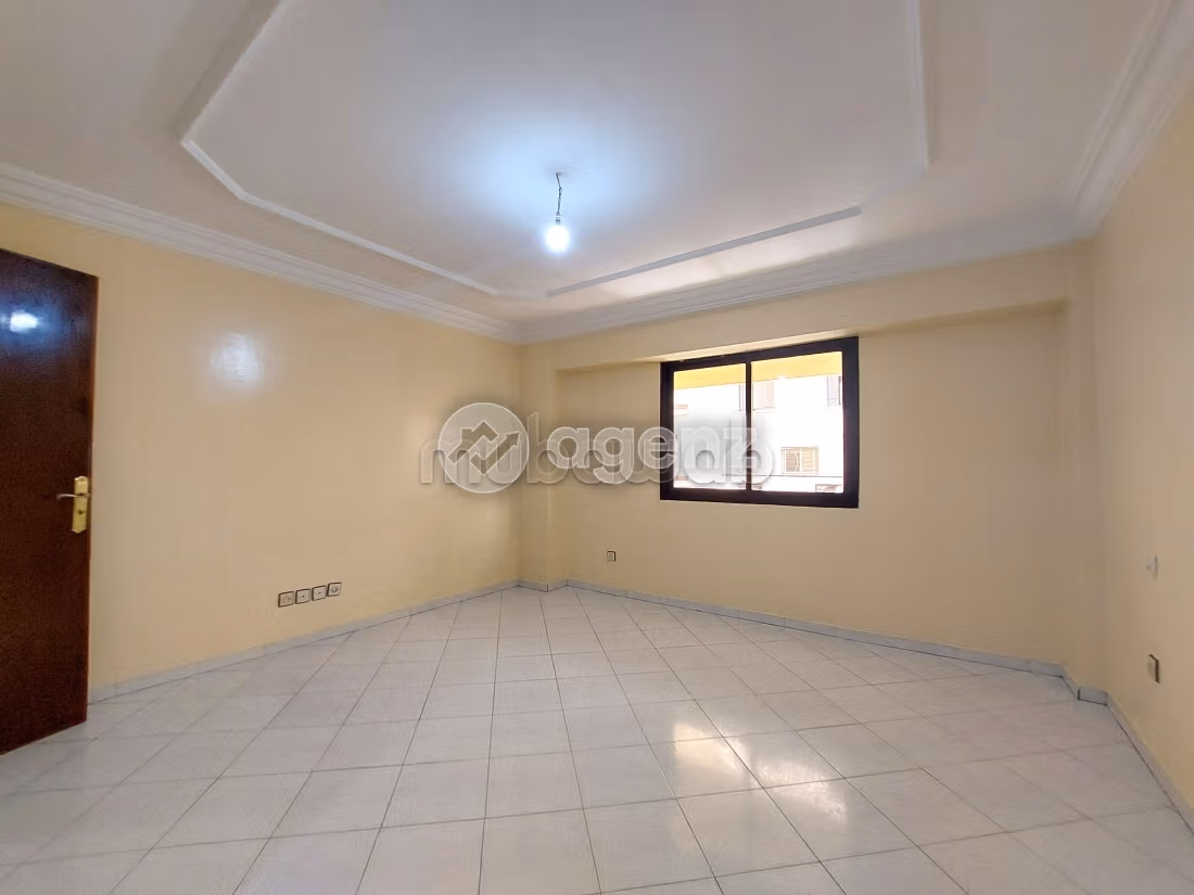 Offices for sale in Bourgogne Ouest. Total area 148 m². Lift and garage
