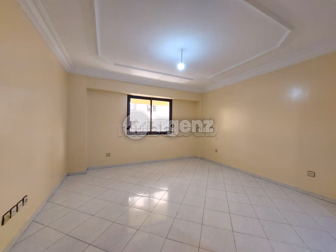 Offices for sale in Bourgogne Ouest. Total area 148 m². Lift and garage