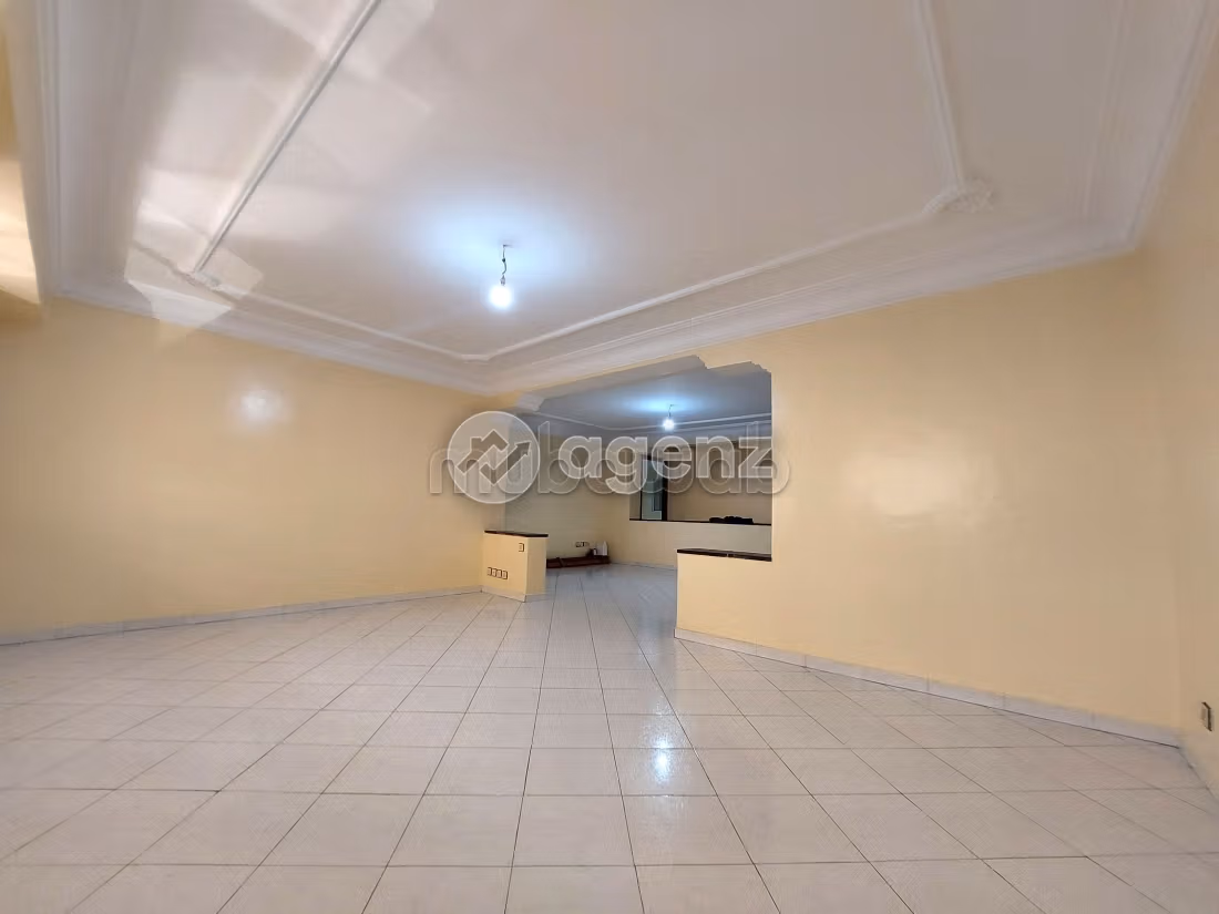 Offices for sale in Bourgogne Ouest. Total area 148 m². Lift and garage