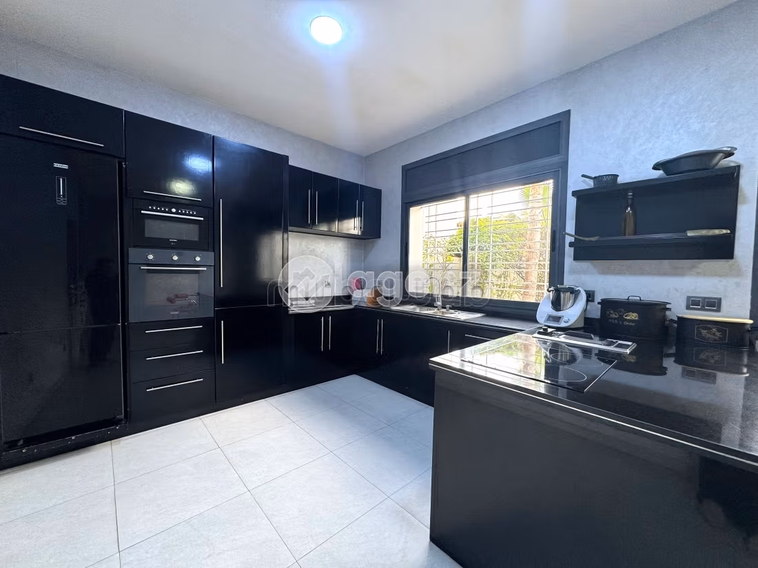 Fabulous villa for sale. Large area 475 m². Usable fireplace, caretaker service