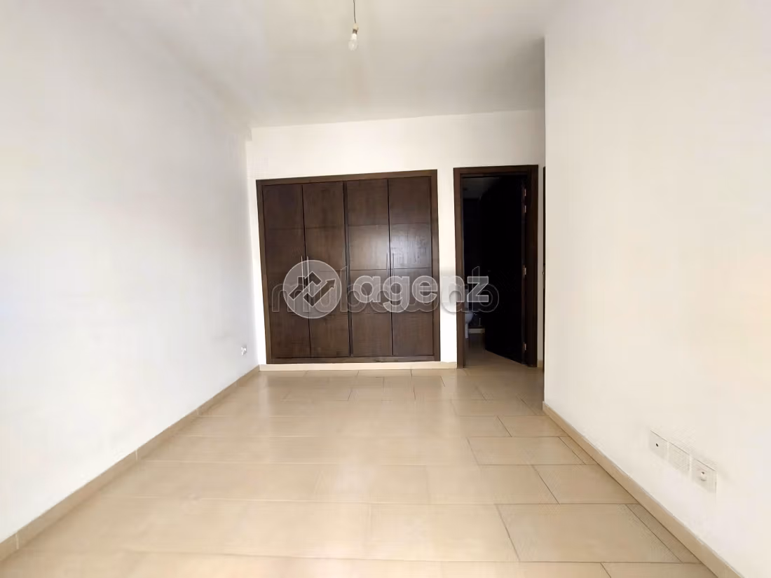 Piso en venta en Ain Borja. Superficie 73 m². Con garaje y ascensor
