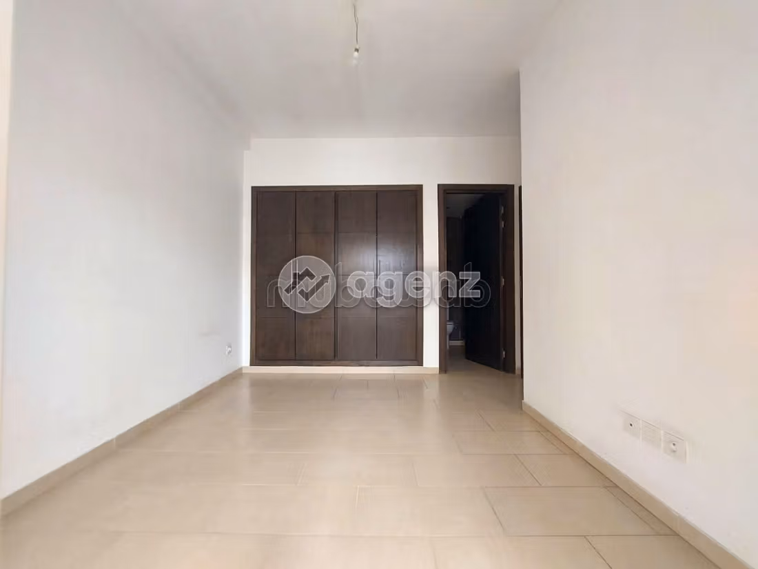 Piso en venta en Ain Borja. Superficie 73 m². Con garaje y ascensor