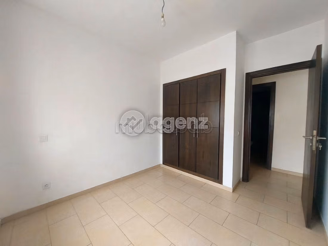 Piso en venta en Ain Borja. Superficie 73 m². Con garaje y ascensor