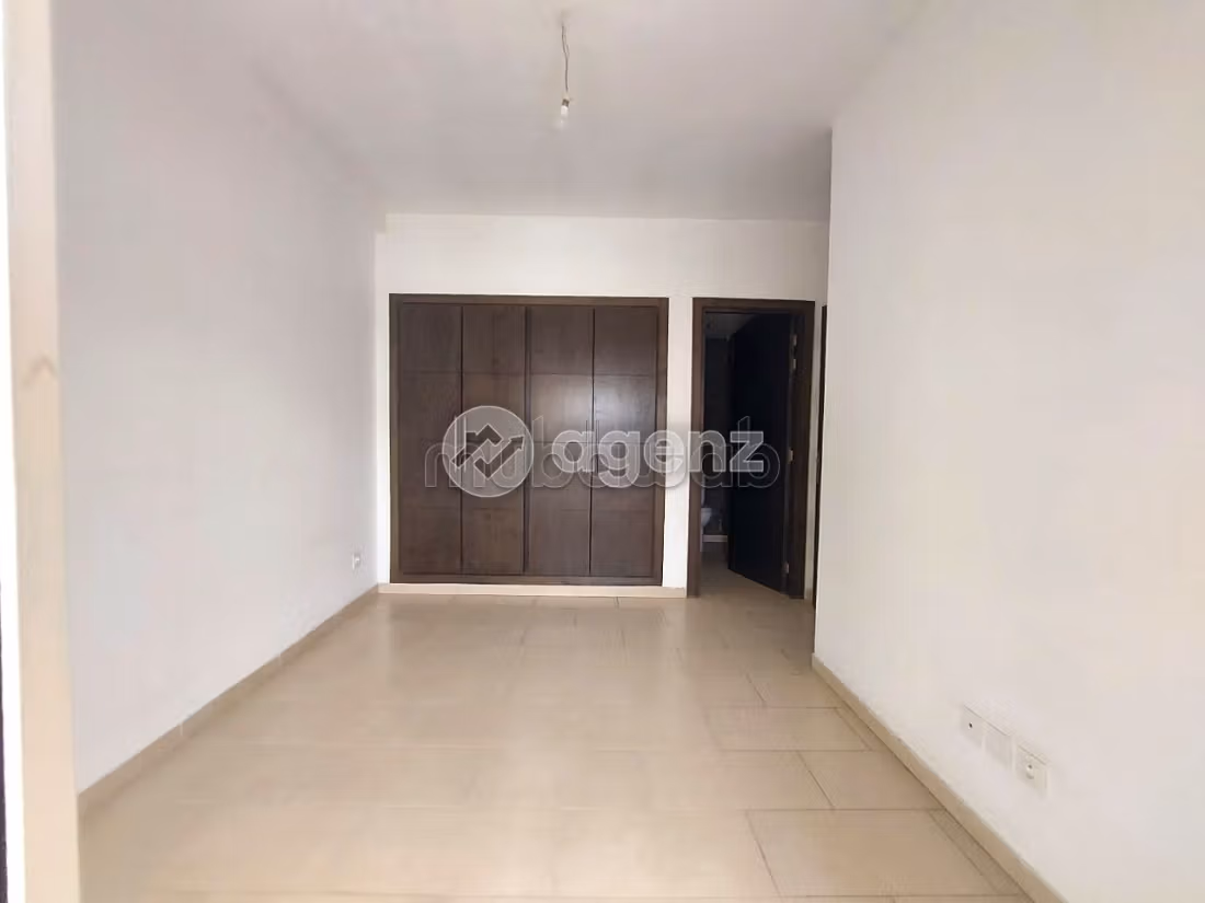Piso en venta en Ain Borja. Superficie 73 m². Con garaje y ascensor