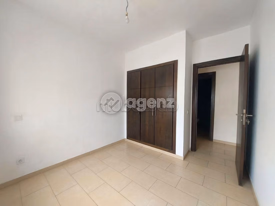 Piso en venta en Ain Borja. Superficie 73 m². Con garaje y ascensor